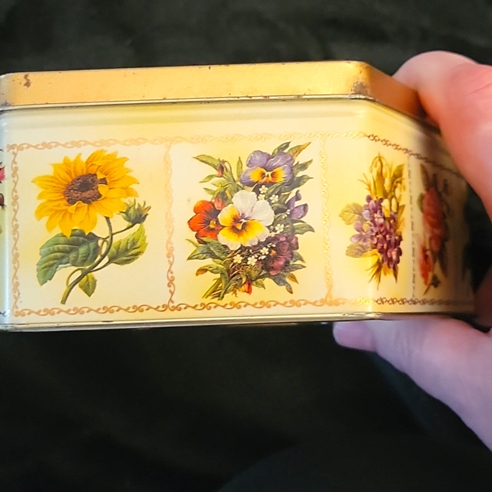Vintage Rose 🌹 Octagon  Tin - Picture 5 of 16